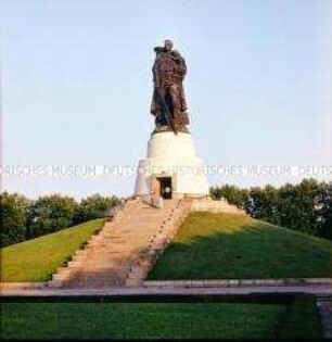 Sowjetisches Ehrenmal im Treptower Park in Berlin (Ost)