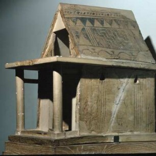 Athen. Archäologisches Nationalmuseum, ANM 15471. Tonmodell eines Tempels, Weihegabe an Hera, um 680 v. Chr. Aus Perachora, Länge 38cm, Höhe 45cm