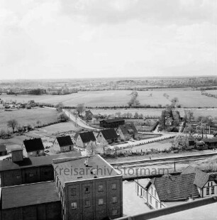 Vogelperspektive: Blick nach Westen vom Getreidesilo der Mühle W. F. Stoltenberg am Bahnhof: Werkshäuser: hinten rechts der Bahnhof