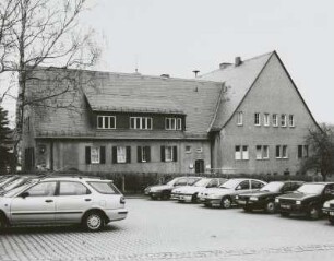 Zschopau. Kraftwagenhalle der Post mit Dienstwohnungen, Auenstraße 4 (um 1935). Straßenansicht mit Eingangstür