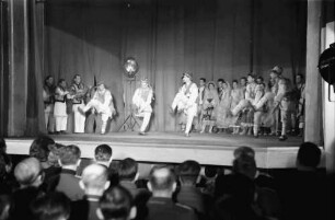 Bukarest: Aro Lichtspielhaus: Rumänische Folkloretanzgruppe