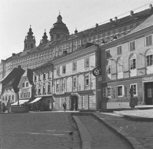 Rathausplatz in Melk : Häuserfassade am Rathausplatz in Melk. Über den Dächern die Turmspitzen und die Kuppel der Stiftskirche.