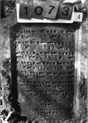 Grabstein 1073 (Index: 99753329) Material: Sandstein Zustand: gut Maße HxBxT: 104x60x12 cm Beschreibung: Stele, Konvexbogenabschluß, Schriftfeld eingetieft Symbolik: Muschel Besonderheit: Zitat Proverbia 12, 4 und 31, 10: Grabstein 1073A