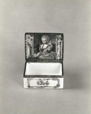 Tabatière : Tabatière. Porzellan, Bemalung in Schmelzfarben und Gold; 40 x 81 x 58 mm. Fürstenberg, um 1775 (?). Dresden: Porzellansammlung P.E.4960