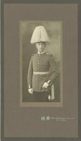 Arthur von Haldenwang, Leutnant, stehend in Uniform mit Zierhelm, Brustbild