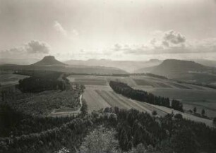 Sächsische Schweiz. Blick vom Kleinen Bärenstein nach Osten zum Lilienstein und Königstein