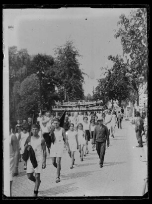 Umzug von Arbeitersportlern in Dohna nach dem 3.Mai 1932, auf Transparenten die Losungen: "Wir fordern die Aufhebung des Verbotes der Proletarischen Freidenker"