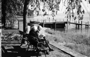 Mettnau: Altes Paar auf Bank am See