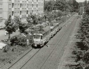 Zweigleisige Straßenbahnstrecke in Seitenlage mit Dreiwagenzug (Tw + Tw + Bw) der Linie 8 nach Leutewitz. Blick von der Fußgängerbrücke zum Albertplatz : Dresden-Neustadt, Albertstraße. Zweigleisige Straßenbahnstrecke in Seitenlage mit Dreiwagenzug (Tw + Tw + Bw) der Linie 8 nach Leutewitz. Blick von der Fußgängerbrücke zum Albertplatz