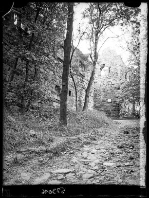 Am Tor der Ruine Gleichen