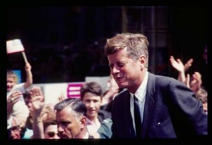 John F. Kennedy vor Winkenden