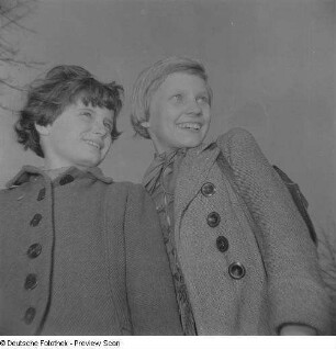 Portrait zweier Mädchen mit Schulranzen