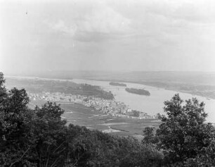 Rüdesheim, Stadtansicht : Blick vom Niederwalddenkmal auf den Rhein und Rüdesheim