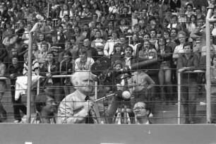 Drehaufnahmen von Regisseur Wolf Hart für den 2. Teil seines Dokumentarfilms "Ein Fächer wird aufgeschlagen" im Wildparkstadion