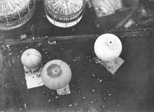 Die Ballone "Halle, Altenburg, Chemnitz" beim Gaswerk in Jena, aufgenommen vom Fesselballon "Thüringen"
