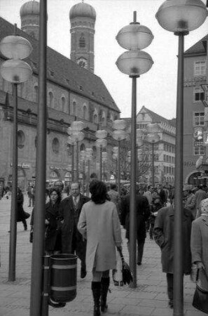 München: Kaufingerstraße, neue Lampen, mit Türmen der Frauenkirche