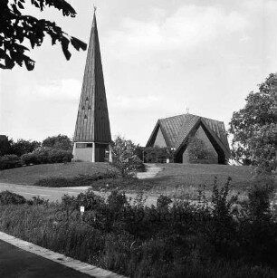 Rethwischdorf: Kirchberg: Christuskirche: Außenansicht von Südwesten: vorn Grünfläche mit Büschen: hinten Rasenfläche mit Weg und Büschen