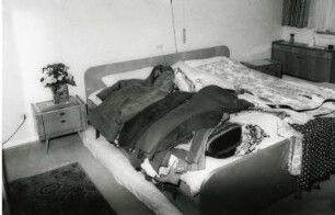 Kleidung auf einem Bett