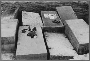 Mann beim Sonnen auf Betonblöcken an der Côte d'Azur