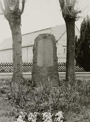 Denkmal für die Gefallenen des 1. Weltkrieges : Denkmal für die Gefallenen des 1. Weltkrieges. Granit (nach 1918). Kreischa-Sobrigau, Dorfstraße