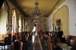 Budapest - Cafè Gerbeaud : Salon des historischen Cafès Gerbeaud am Vörösmarty Platz. Aufgenommen in der City von Budapest am 13. Juni 2011