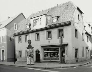 Mügeln, Wohnhaus mit Laden : Mügeln (Kreis Torgau-Oschatz), Wohnhaus mit Laden, Dr. Friedrichs-Straße 5/Ecke Altmarkt, 1. Hälfte 19. Jahrhundert, Eckansicht