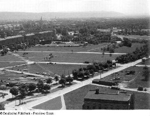 Blick vom Rathausturm über den Fucikplatz (Straßburger Platz)