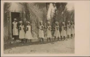 Weihnacht in Gonja (Ost-Afrika) : Konfirmandinnen ziehen ins Gotteshaus