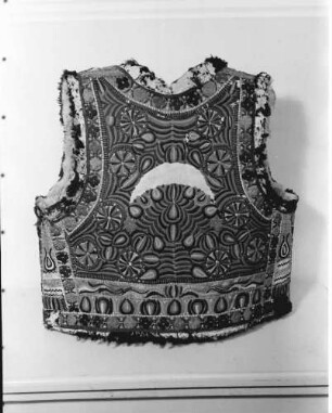 Bukarest: Museum Minovici, Bauernlammfelljacke, aus dem Banat, Rücken