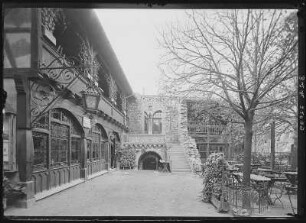 Rudelsburg. Burghof