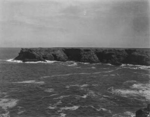 Die Küste bei Belle-Île : Blick auf die Küstenformation mit Höhlen und Spalten bei Belle-Île