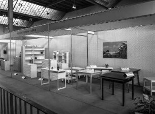 Ausstellungskojen des VEB Möbelkombinat Berlin (MKB) mit Arbeitszimmermöbeln und Tischen