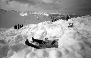 Oberstdorf: Nebelhorn; sonnende Gruppen in Schneelöchern, Pärchen