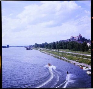 Breisach: Wassersportler auf dem Altrhein, mit Münster, von der neuen Brücke