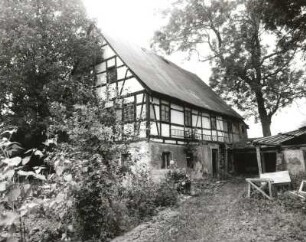 Lichtenberg, Trassenweg 30. Gehöft. Wohnhaus. Hofansicht mit Garten und Schuppen