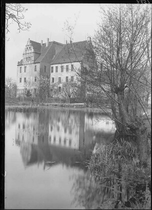 Ebersbach-Rödern. Schloss Niederrödern (wohl vor 1400, 1948 Abriss). Ansicht über den Schlossteich