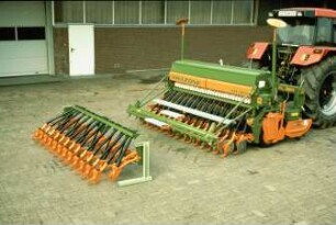 Fotografie: Sämaschine, Drillkombination, Kastendrillmaschine, Rüttelegge, Reifenpacker