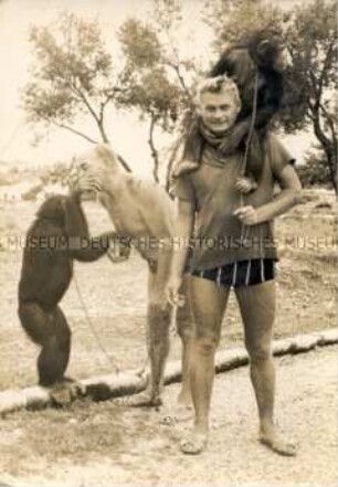 Werner Müller mit einem Freund und Schimpansen