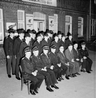 Freiwillige Feuerwehr Klein Wesenberg/Klein Schenkenberg: Feier 10 Jahre Jugendwehr Klein Wesenberg: Gaststätte: Außenansicht: im Vordergrund Ehrengäste mit stellvertretendem Kreisbrandmeister Heinrich Dittmers, Ortswehrführer Herbert David, Bürgermeister Emil Möller, Amtsvorsteher Ernst Tidow, Löschmeister und Jugendausbilder Wern David: dahinter Jugendwehr