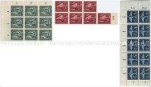 Briefmarkensatz mit drei Sondermarken zum 25. Jahrestag des Deutschen Luftpostdienstes in Bogen-Fragmenten mit unterschiedlicher Stückzahl an Marken
