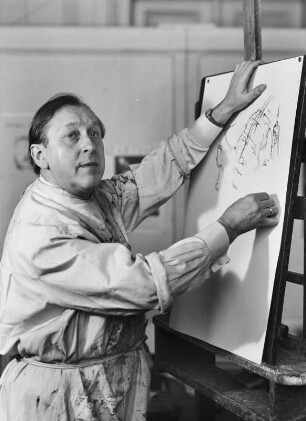 Der Maler und Graphiker Hans Theo Richter, Professor an der Hochschule für Bildende Künste, Dresden, beim Zeichnen an der Staffelei