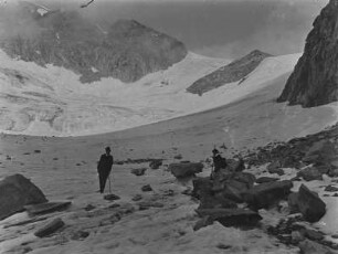 Zwei Bergsteiger : Zwei Bergsteiger stehen auf einem Gletscher in den Zillertaler Alpen. Im Vordergrund liegt erodiertes Gestein.