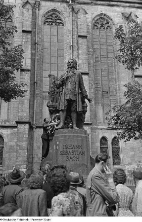 Junger Mann auf dem Bach-Denkmal einen Ehrenkranz niederlegend