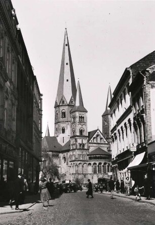 Bonn. Blick zum um 1050 im romanischen Stil errichteten Münster. Ansicht aus Südost (Straße Am Neutor)