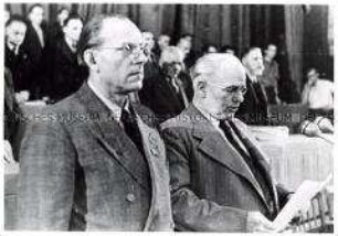 Wilhelm Pieck und Otto Grotewohl auf dem 2. Parteitag der SED