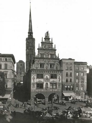 Neiße, Waagehaus : Neisse (Nysa/Polen). Ring mit Marktbetrieb. Vorn: Waage von 1604, hinten: Rathausturm und Katholische Pfarrkirche