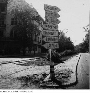 Berlin, Charlottenburger Chaussee, Wegweiser mit Stadtteil- und Straßennamen in russischer Sprache