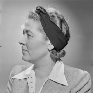 Frau mit Haarband