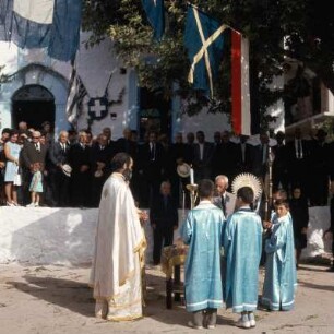 Chios, Langáda. Agía Sofía. Panegýri. Die Brotsegnung vor der Kirche
