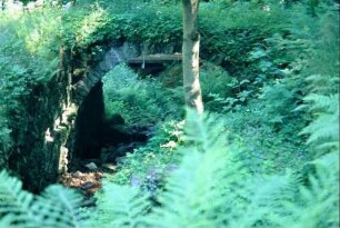 alte Brücke aus Natursteinen im Körnbachtal